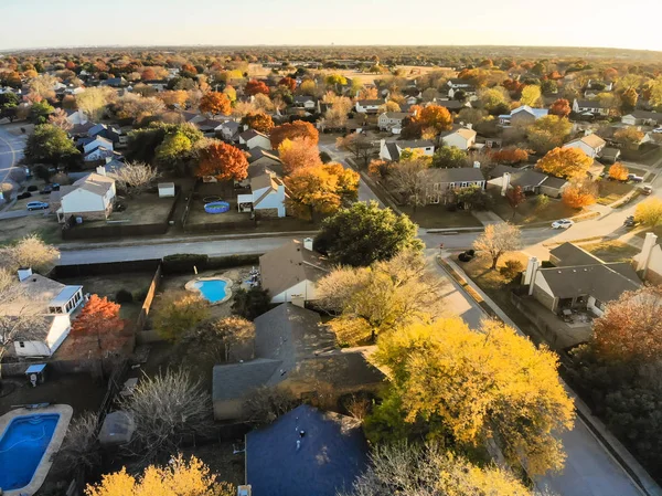 Dallas, Texas, ABD, büyük banliyösünde Konut Evleri üzerinden üst dron görünüm. Wells şube ve kıyı yerel sokak ve renkli sonbahar yaprakları ile banliyö