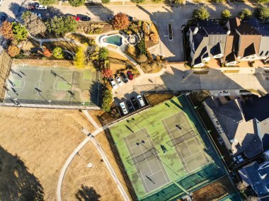 Hava dron görünümü park yan konut mahalle topluluk tenis kortları yakınındaki club house, renkli sonbahar yaprakları ile