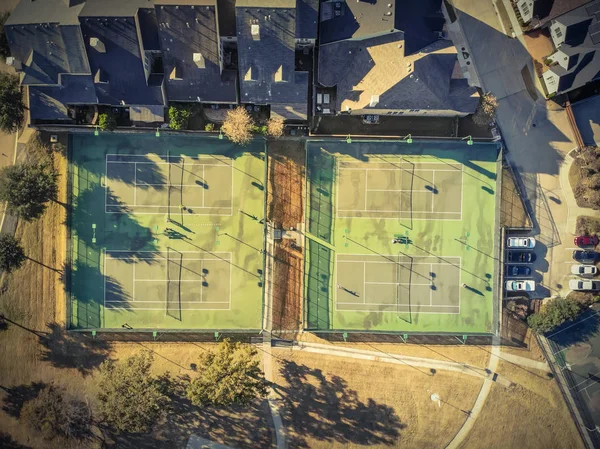 Luchtfoto Park Kant Woonwijk Met Communautaire Tennisbanen Buurt Van Clubhuis — Stockfoto