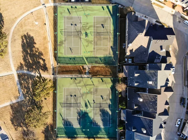 Vista Aérea Parque Lado Bairro Residencial Com Campos Ténis Comunitários — Fotografia de Stock