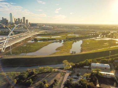 Havadan görünümü Margaret Mcdermott Köprüsü, sular altında Trinity Nehri ve Dallas şehir silueti