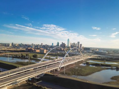 Havadan görünümü Margaret Mcdermott Köprüsü, sular altında Trinity Nehri ve Dallas şehir silueti