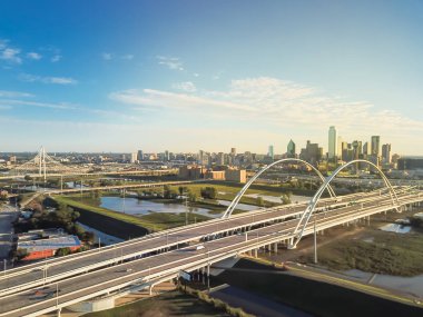 Hava dron görünümü Margaret Hunt Hill Köprüsü, Margaret Mcdermott Köprüsü ve Dallas downtown gökdelenler