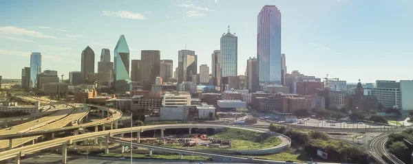 Panorama Luftbild Autobahn Stapelkreuzung Und Dallas Innenstadtgebäude Unter Wolkenblauem Himmel — Stockfoto