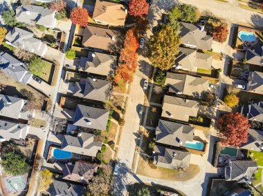 Üstten görünüm Konut Evleri yüzme havuzlu ve renkli yeşillik banliyö Dallas, Texas, ABD düşmek. Düz aşağı bakmak gibi stil uydu.