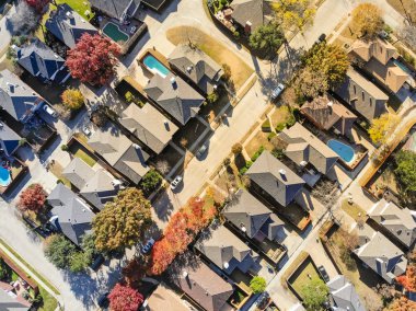 Üstten görünüm Konut Evleri yüzme havuzlu ve renkli yeşillik banliyö Dallas, Texas, ABD düşmek. Düz aşağı bakmak gibi stil uydu.