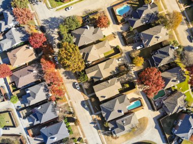 Üstten görünüm Konut Evleri yüzme havuzlu ve renkli yeşillik banliyö Dallas, Texas, ABD düşmek. Düz aşağı bakmak gibi stil uydu.