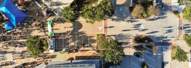 Panorama havadan görünümü 5 k Türkiye tırısa aile olay Cedar Hills, Texas, ABD'de çalışan. Düz aşağı bitiş çizgisine rayları ile bakmak