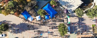 Panorama havadan görünümü 5 k Türkiye tırısa aile olay Cedar Hills, Texas, ABD'de çalışan. Düz aşağı bitiş çizgisine rayları ile bakmak