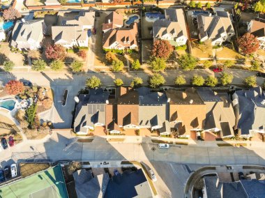 Havadan görünümü de kaplı ve Cedar Hill, Dallas ve Ellis ilçeler, 16 mil güneybatısında şehir merkezinde Dallas bir şehirde tek aile müstakil evlerin dallı. Renk sonbahar yaprakları