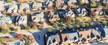 Panorama havadan görünümü de çizgili ve dallı Cedar Hill, Dallas ve Ellis ilçeler, 16 mil güneybatısında bir şehirde tek aile müstakil evlerin şehir Dallas. Renk sonbahar yaprakları