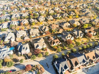 Havadan görünümü de kaplı ve Cedar Hill, Dallas ve Ellis ilçeler, 16 mil güneybatısında şehir merkezinde Dallas bir şehirde tek aile müstakil evlerin dallı. Renk sonbahar yaprakları