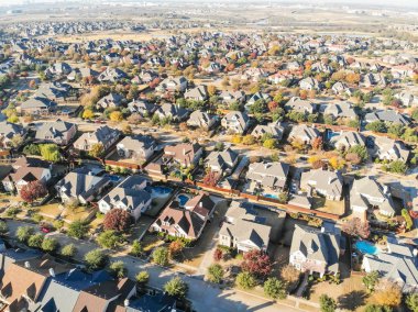 Çizgili ve tek aile müstakil evler ve kentsel yayılma Cedar Hill, Dallas ve Ellis ilçeler, 16 mil güneybatısında şehir merkezinde Dallas bir şehirde dallı havadan görünümü iyi. Renk sonbahar yaprakları