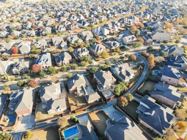 Havadan görünümü de kaplı ve Cedar Hill, Dallas ve Ellis ilçeler, 16 mil güneybatısında şehir merkezinde Dallas bir şehirde tek aile müstakil evlerin dallı. Renk sonbahar yaprakları