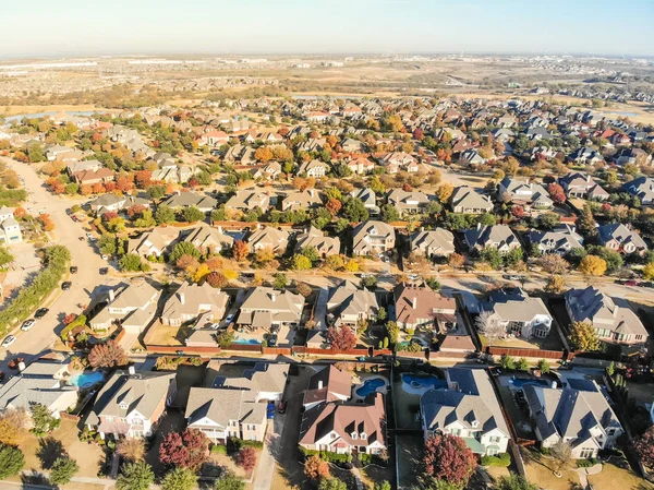 Çizgili ve tek aile müstakil evler ve kentsel yayılma Cedar Hill, Dallas ve Ellis ilçeler, 16 mil güneybatısında şehir merkezinde Dallas bir şehirde dallı havadan görünümü iyi. Renk sonbahar yaprakları