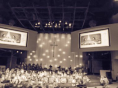 Vintage sesi hareket masal saati çocuklar için kilise sahnede Amerika'da Noel arifesi hizmet sırasında bulanık