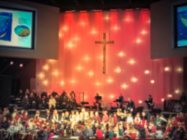 Soyut Masal saati çocuklar için kilise sahnede Amerika'da Noel arifesi hizmet sırasında bulanık