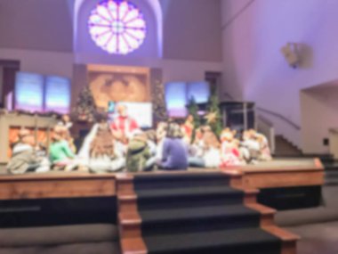Soyut Masal saati çocuklar için kilise sahnede Amerika'da Noel arifesi hizmet sırasında bulanık