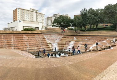 Fort Worth, Tx, bize-Aralık 24, 2018:Water bahçeleri Fort Worth şehir merkezinde ziyaret edenler ile. Şehir merkezinde bulunan bir güzel ve ferahlatıcı vaha su üç havuzları özellikleri: havalandırma, sessiz ve etkin
