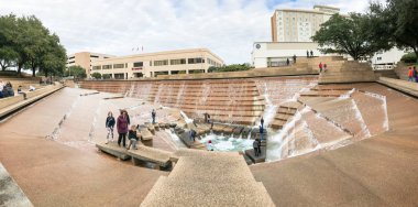 Fort Worth, Tx, bize-Aralık 24, 2018:Panorama Görünümü su bahçeleri Fort Worth şehir merkezinde ziyaret edenler ile. Şehir merkezinde bulunan bir güzel, ferahlatıcı vaha su üç havuzları özellikleri: sessiz, aktif havalanır,