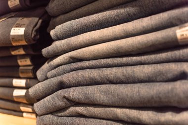 Amerika'da store kot giyim, yakın çekim yumuşak odak yığını. Şık denim Konfeksiyon, gündelik elbise tarzı mağaza raf raf