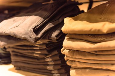 Amerika'da store kot giyim, yumuşak odak yığını. Şık gri denim Konfeksiyon, gündelik elbise tarzı koleksiyon mağaza raf raf