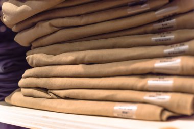 Amerika'da store kot giyim, yumuşak odak yığını. Şık gri denim Konfeksiyon, gündelik elbise tarzı koleksiyon mağaza raf raf