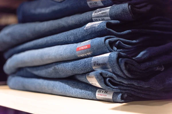 Amerika'da store kot giyim, yakın çekim yumuşak odak yığını. Şık denim Konfeksiyon, gündelik elbise tarzı mağaza raf raf