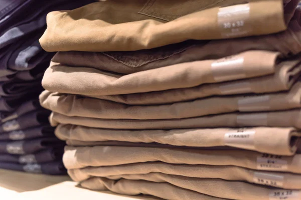 Amerika'da store kot giyim, yumuşak odak yığını. Şık gri denim Konfeksiyon, gündelik elbise tarzı koleksiyon mağaza raf raf