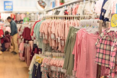 Yumuşak odak, sığ Dof alışveriş müşteri ile Amerika'da Bebek Giyim Mağazası