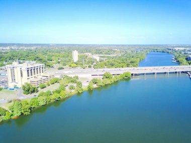 Üstten görünüm güneşli yaz d Austin Colorado Nehri ve doğa alanında