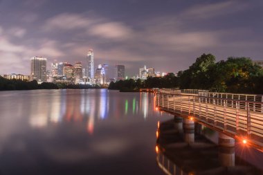 Austin downtown gökdelen yansıma Colorado Nehri boyunca sü