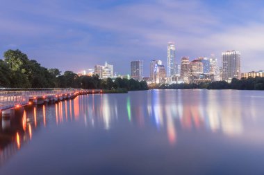 Austin downtown gökdelen yansıma Colorado Nehri boyunca sü