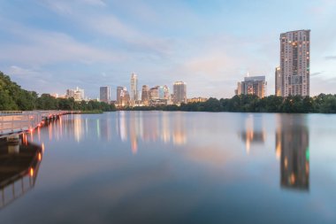 Austin downtown gökdelen yansıma Colorado Nehri boyunca da