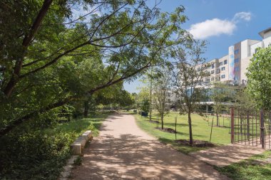 Yeni apartman yakınındaki şehir Austin, Tex doğa iz