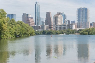 Colorado Nehri boyunca yaz günü şehir Austin, Teksas, ABD