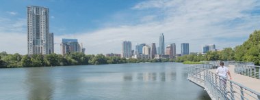 Panoramik kişi tahta d üzerinde açık hava etkinlikleri tadını çıkarın.