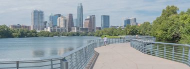 Panoramik kişi tahta d üzerinde açık hava etkinlikleri tadını çıkarın.