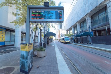 Şehir merkezinde Dall bekleyen yolcu ile hafif raylı tren istasyonu