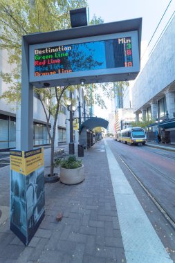 Şehir merkezinde Dall bekleyen yolcu ile hafif raylı tren istasyonu