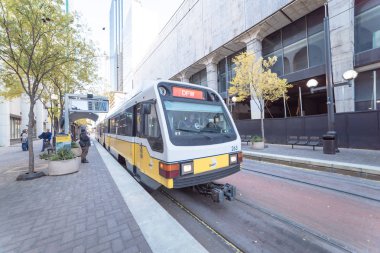 Geldiğiniz hafif raylı tren istasyonu merkezinde Dallas