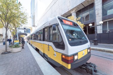 Geldiğiniz hafif raylı tren istasyonu merkezinde Dallas