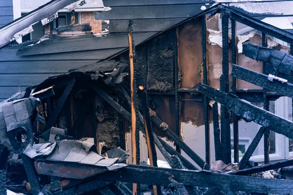 Fechar Telhado Apartamento Danificado Depois Queimado Pelo Fogo Texas América — Fotografia de Stock