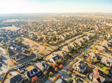 ABD 'nin Teksas eyaletindeki Cedar Hill kentindeki hava manzaralı yeni mahalle sabah renkli yapraklarla kaplanıyor. Dallas ve Ellis ilçelerinde Dallas şehir merkezinin yaklaşık 16 mil güneybatısında yer alan bir şehir.