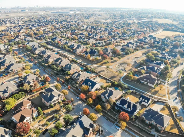 Rangée vue du dessus de maisons unifamiliales dans un quartier résidentiel avec fa — Photo