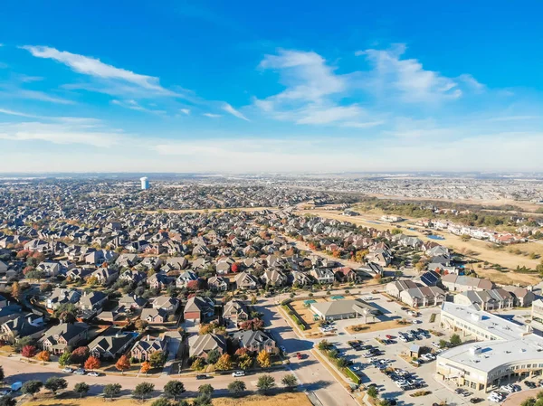 Rangée vue du dessus de maisons unifamiliales dans un quartier résidentiel avec fa — Photo