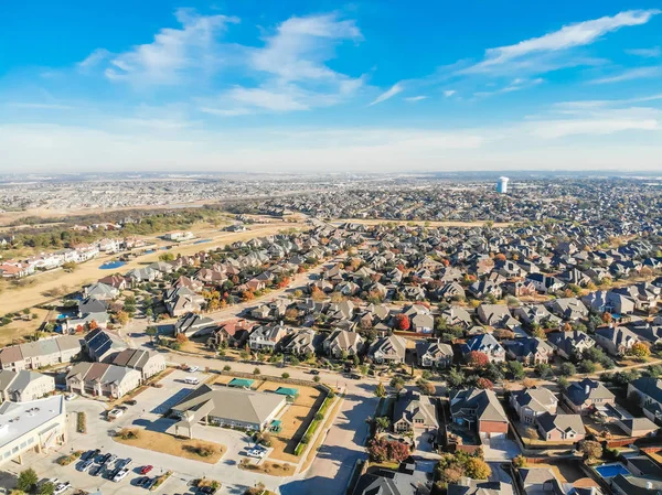 Fila vista superior de viviendas unifamiliares en zona residencial con fa — Foto de Stock