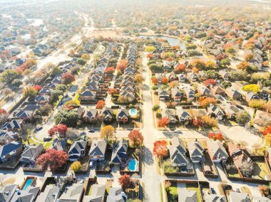 Havadan görünümü lakeside yerleşim bölgesinde cul-de-sac Dalla yakınındaki ile