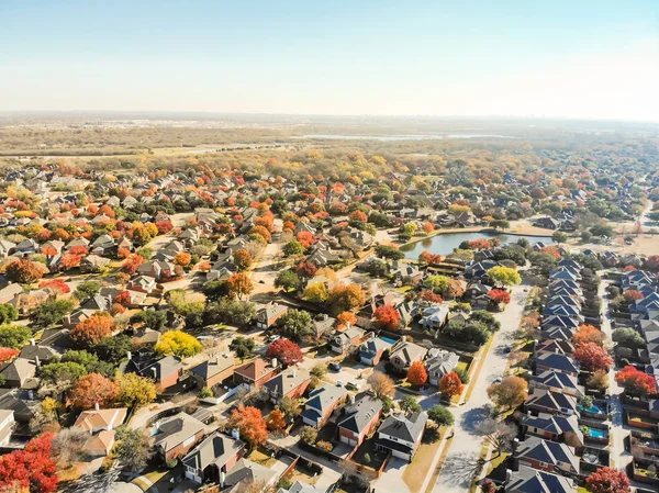 Üstten görünüm renkli lakeside kentsel yayılma yerleşim alanı Da yakın