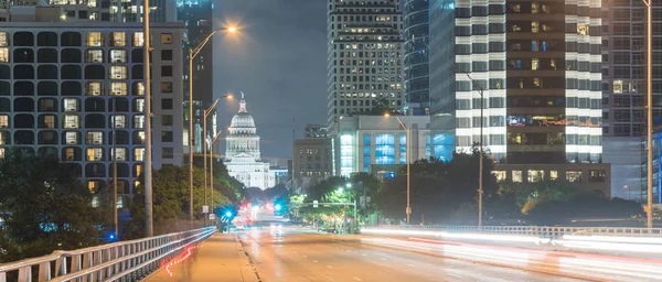 Panoramisch Austin moderne skyline en state capitol gebouw op n — Stockfoto